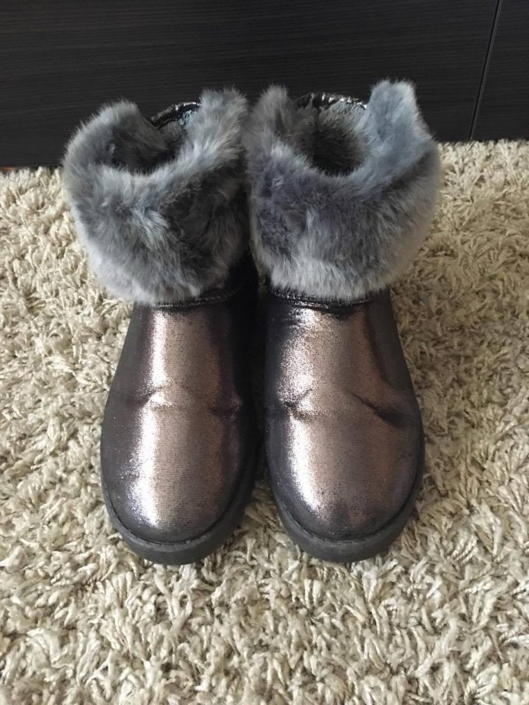 UGG argintii-min
