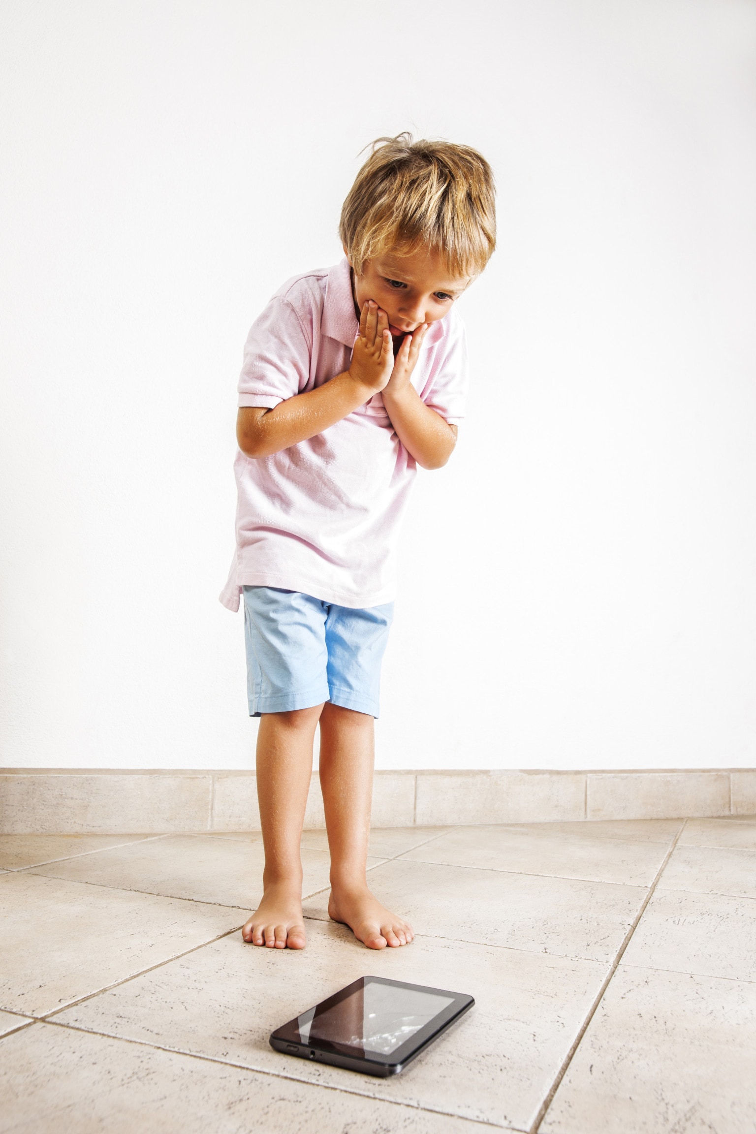 Copil cu ipad spart-min