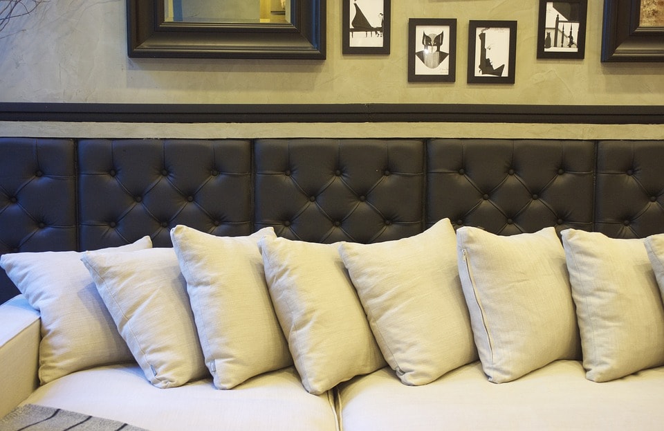 Perna pe canapea-min